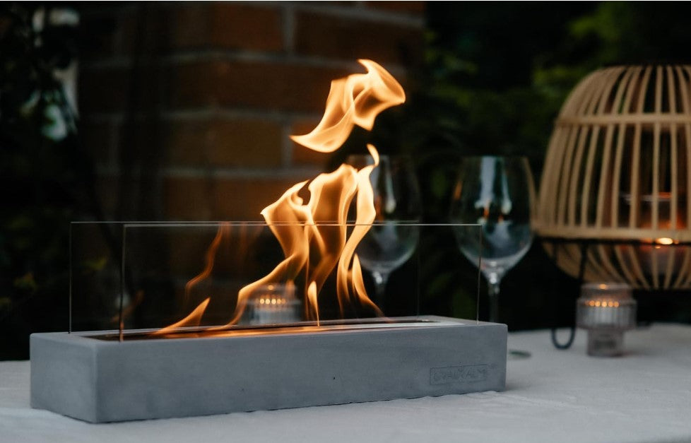 Tischkamin Tillmann mit Glas aus Beton, Bio-Ethanol Kamin handgefertigt in Leipzig – Beton-Harmonie